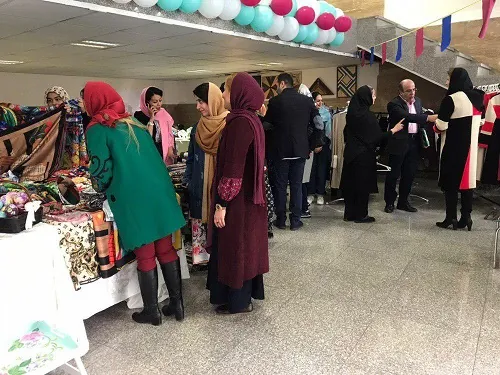 میز عرضهٔ محصولات بازارچهٔ موسسه، بازارچه نوروزی سال ۱۳۹۸