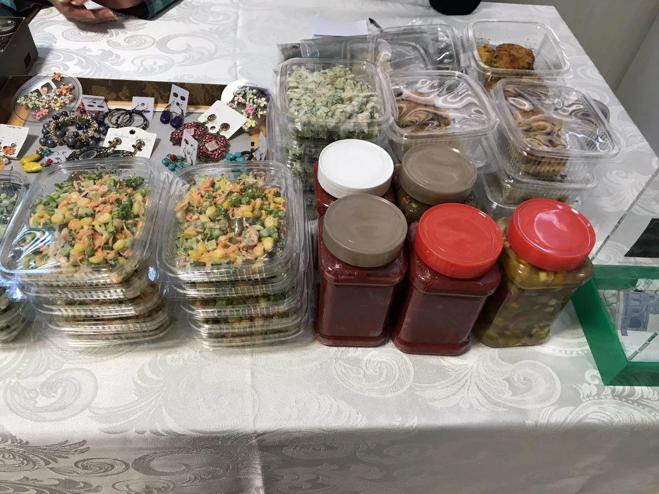 میز عرضهٔ محصولات در جشن غذا و بازارچهٔ خیریه، برگزاری دهمین جشنواره غذا و بازارچه خیریه