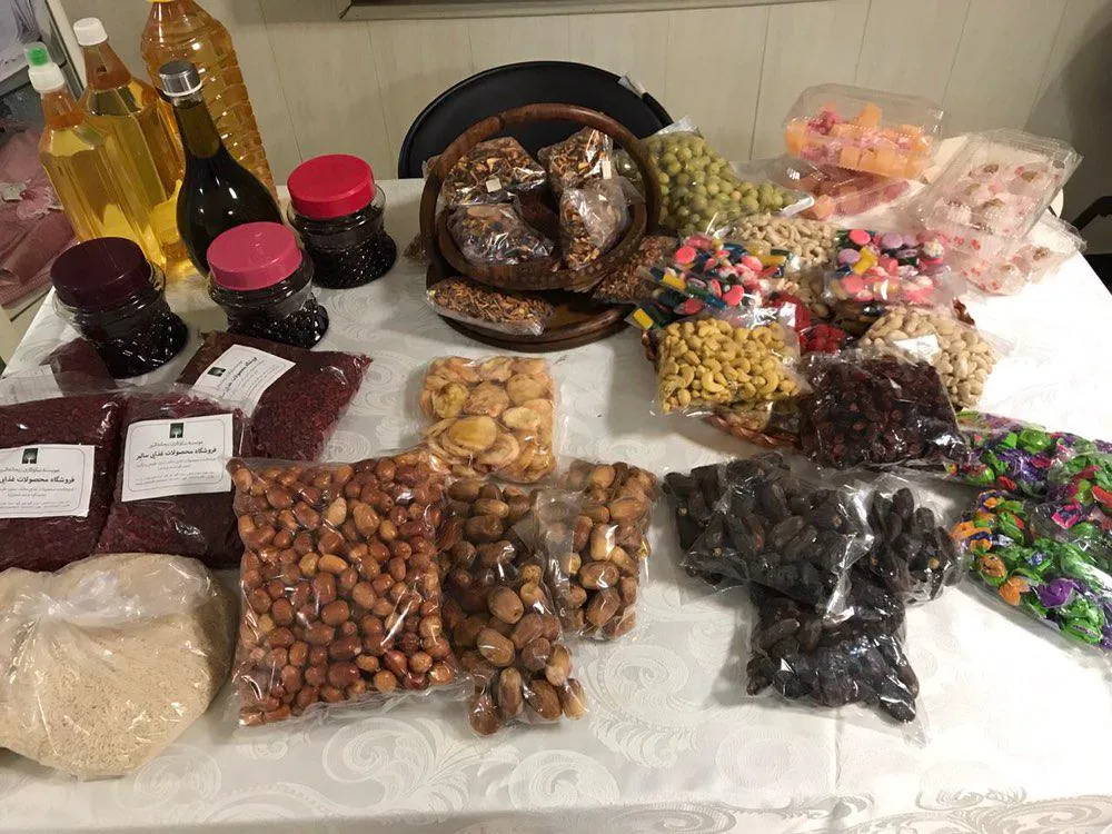 میز عرضهٔ محصولات در جشن غذا و بازارچهٔ خیریه، برگزاری جشن غذا در دبیرستان دخترانه زهره تهرانی