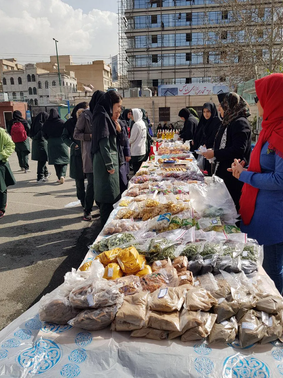 میز عرضهٔ محصولات در جشن غذا و بازارچهٔ خیریه، برگزاری جشن غذا در دبیرستان امام جعفر صادق(ع)