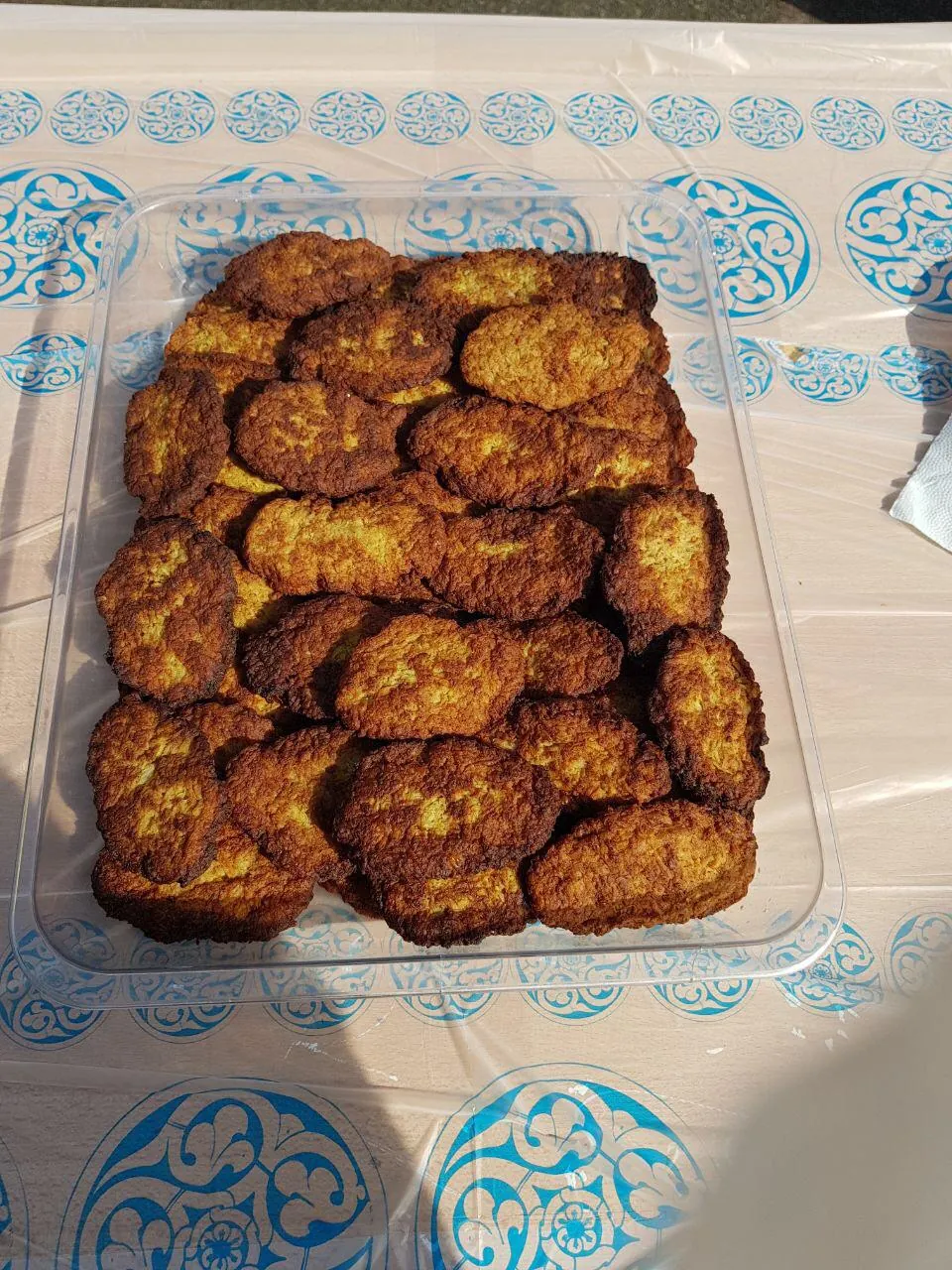 میز عرضهٔ محصولات در جشن غذا و بازارچهٔ خیریه، برگزاری جشن غذا در دبیرستان امام جعفر صادق(ع)