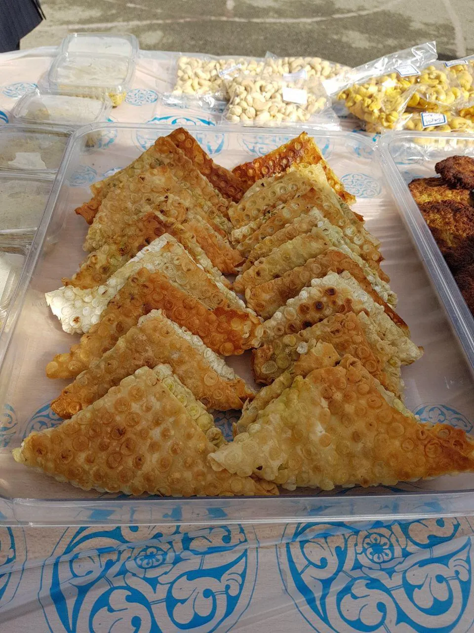 میز عرضهٔ محصولات در جشن غذا و بازارچهٔ خیریه، برگزاری جشن غذا در دبیرستان امام جعفر صادق(ع)