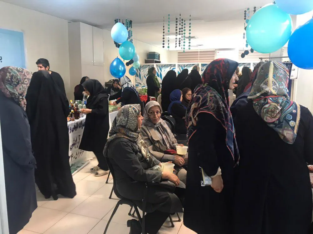 میز عرضهٔ محصولات در جشن غذا و بازارچهٔ خیریه، برگزاری جشن غذا و بازارچه خیریه